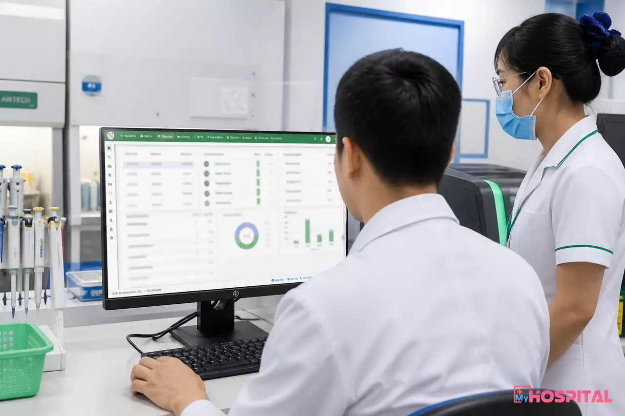 Bác sĩ xét nghiệm duyệt kết quả trên máy tính trước khi trả về bệnh án