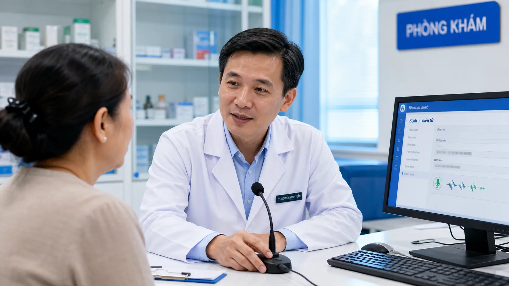 Bác sĩ giữ giao tiếp mắt khi ghi bệnh án bằng giọng nói