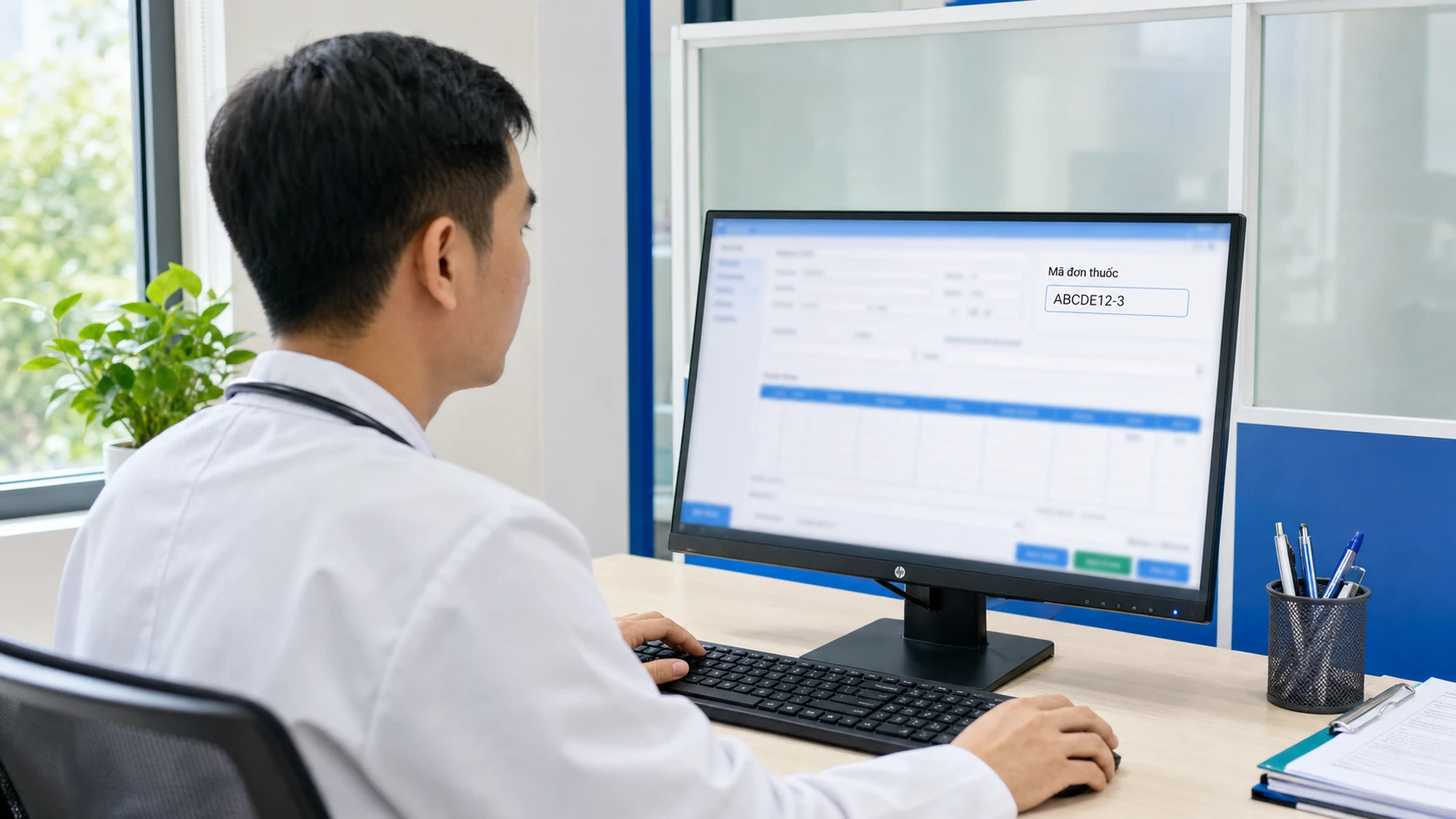 Bác sĩ kê đơn điện tử trên phần mềm HIS hệ thống tự sinh mã đơn