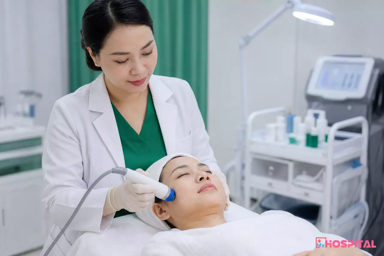 Bác sĩ da liễu thực hiện buổi điều trị trong liệu trình cho người bệnh tại phòng khám