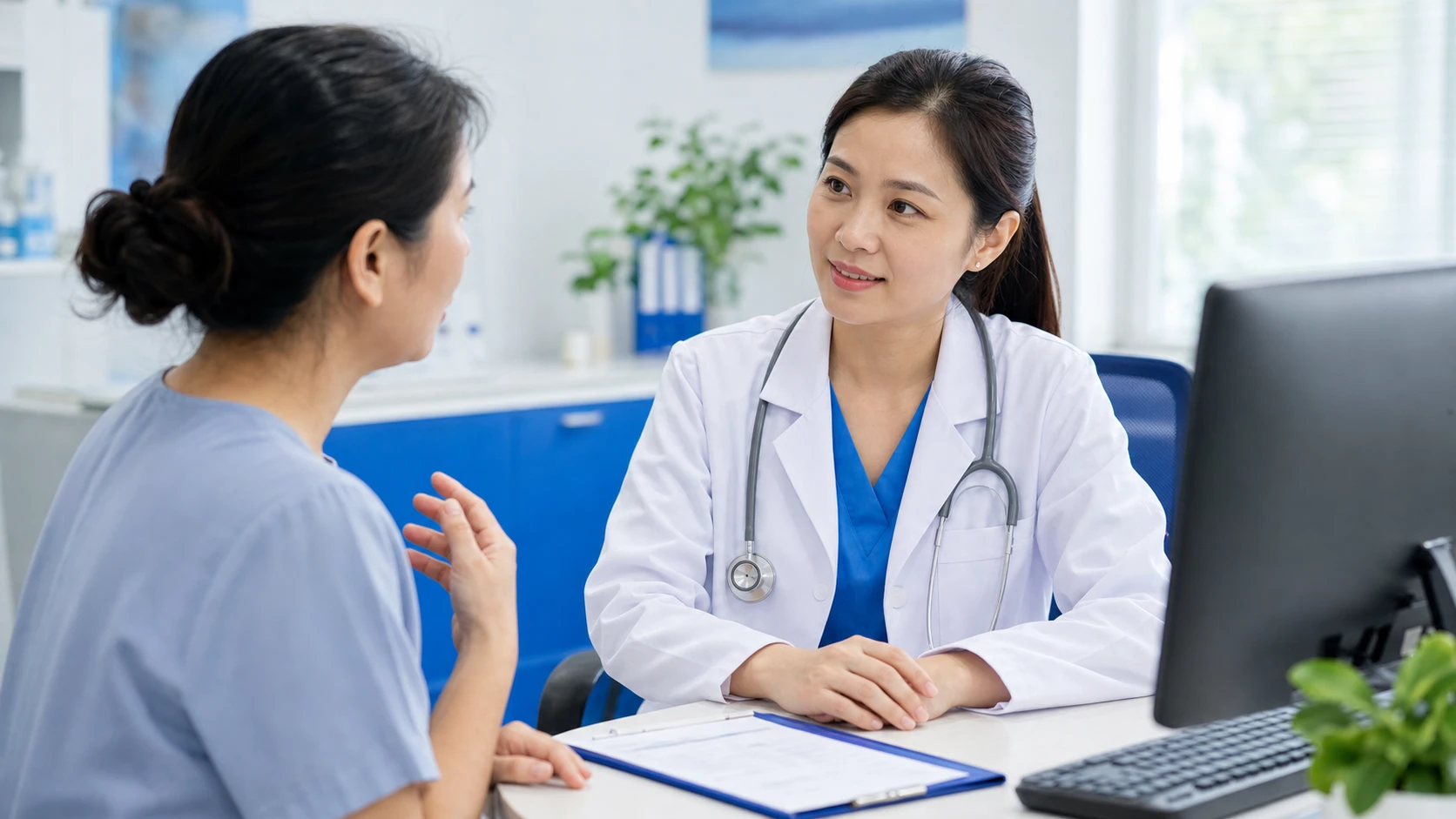 Bác sĩ tư vấn người bệnh sau khi thành thạo bệnh án điện tử