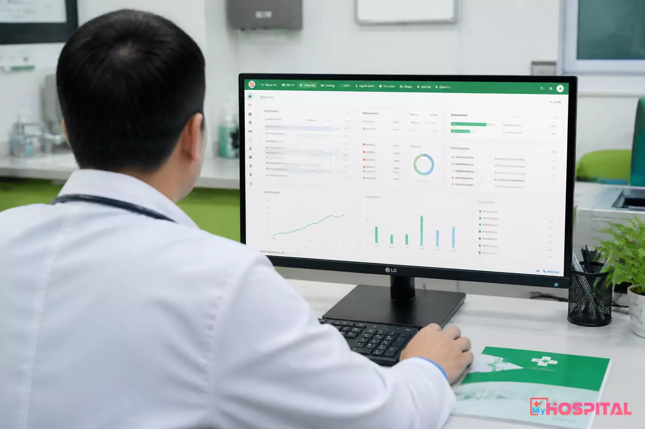 Bác sĩ xem kết quả cận lâm sàng của người bệnh ngay trên máy tính tại phòng khám
