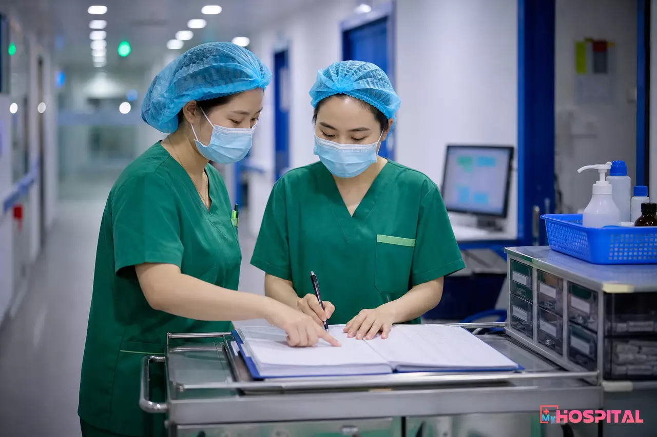 Hai điều dưỡng ký xác nhận bàn giao ca trực vào sổ theo dõi thuốc hướng thần tại khoa cấp cứu