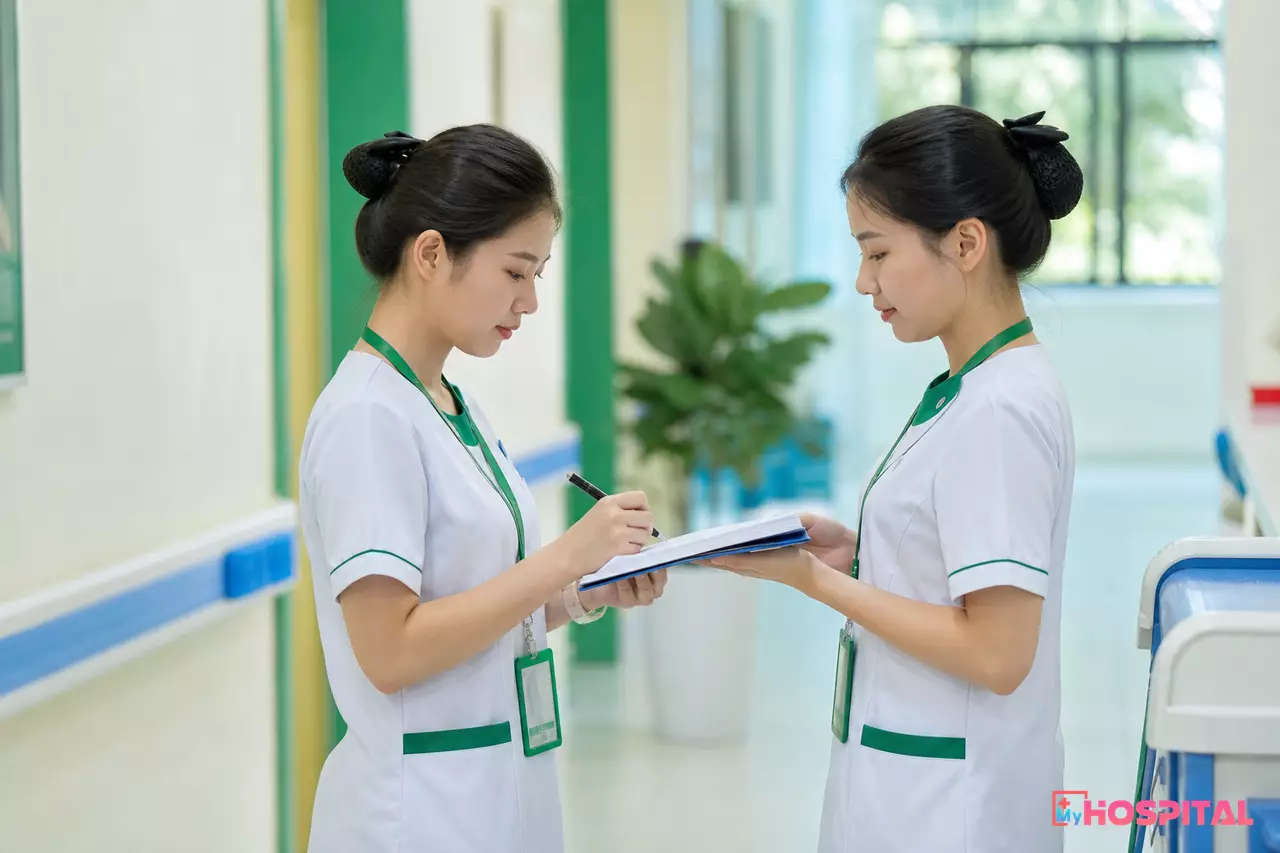 Hai điều dưỡng ký biên bản bàn giao tủ trực thuốc cấp cứu cuối ca