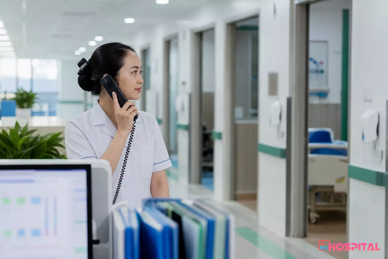 Điều dưỡng trưởng xem bảng trạng thái giường bệnh điện tử tại trạm điều dưỡng khoa nội trú