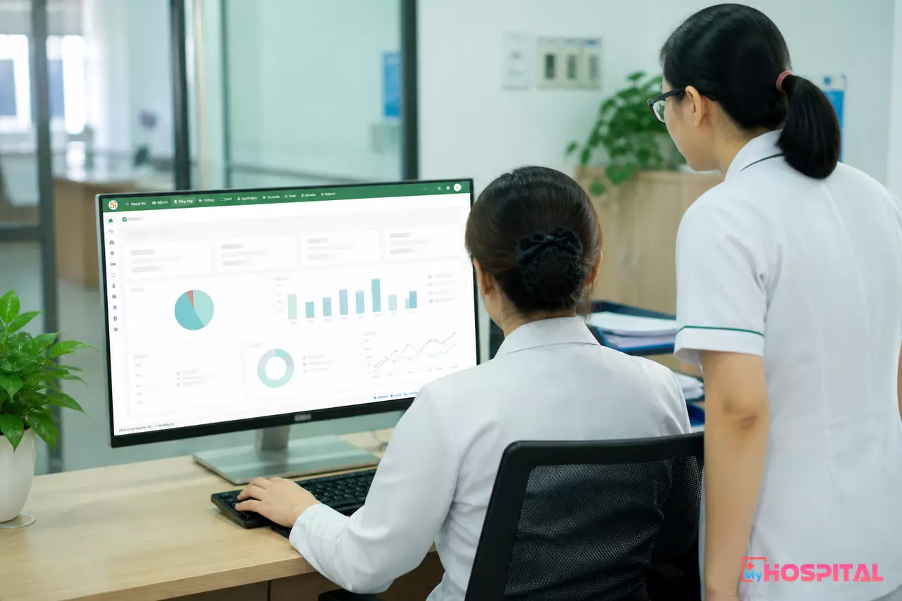 Cán bộ kiểm tra số liệu báo cáo được tổng hợp tự động trên máy tính