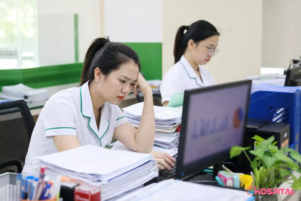 Cán bộ phòng kế hoạch tổng hợp đối chiếu sổ giấy và số liệu các khoa cuối quý