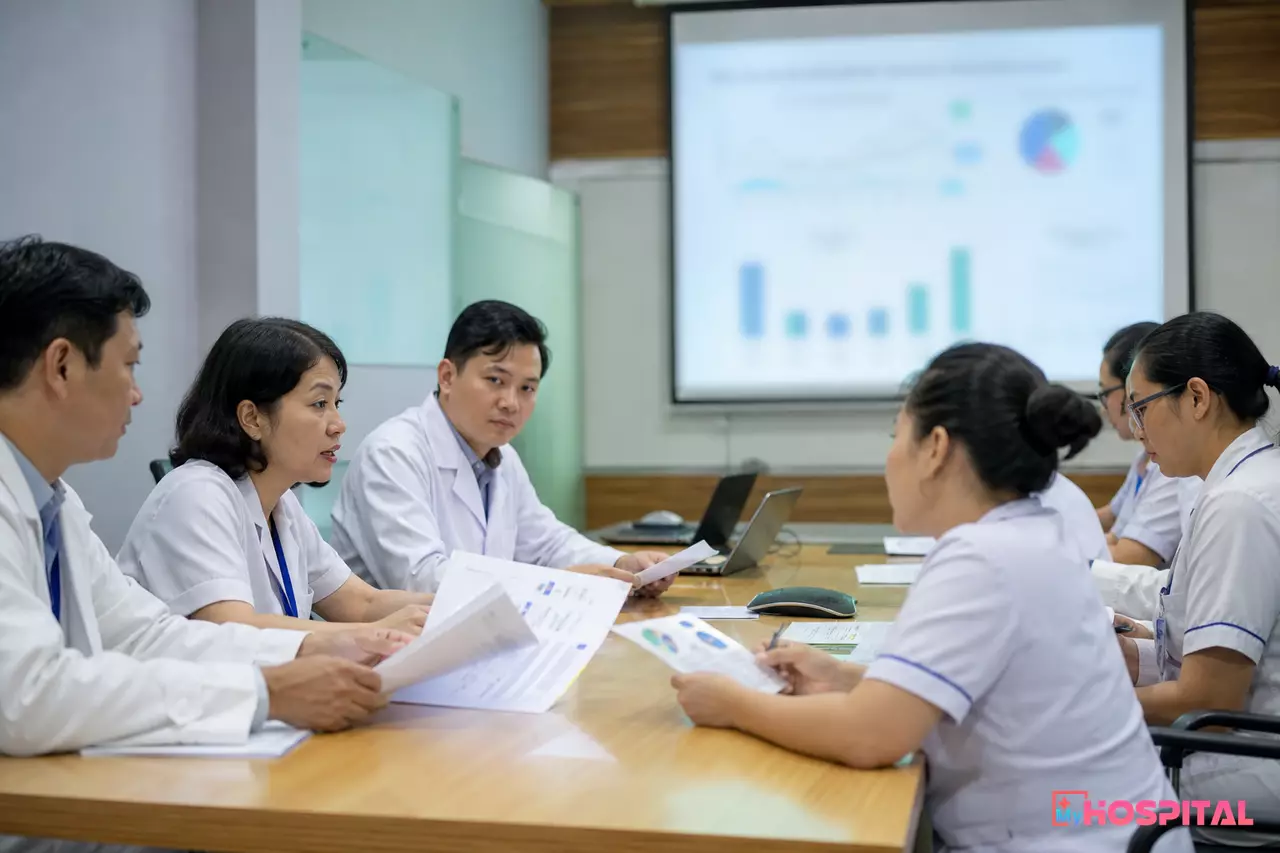 Họp khoa trao đổi số liệu hiệu suất giữa bác sĩ và điều dưỡng trưởng