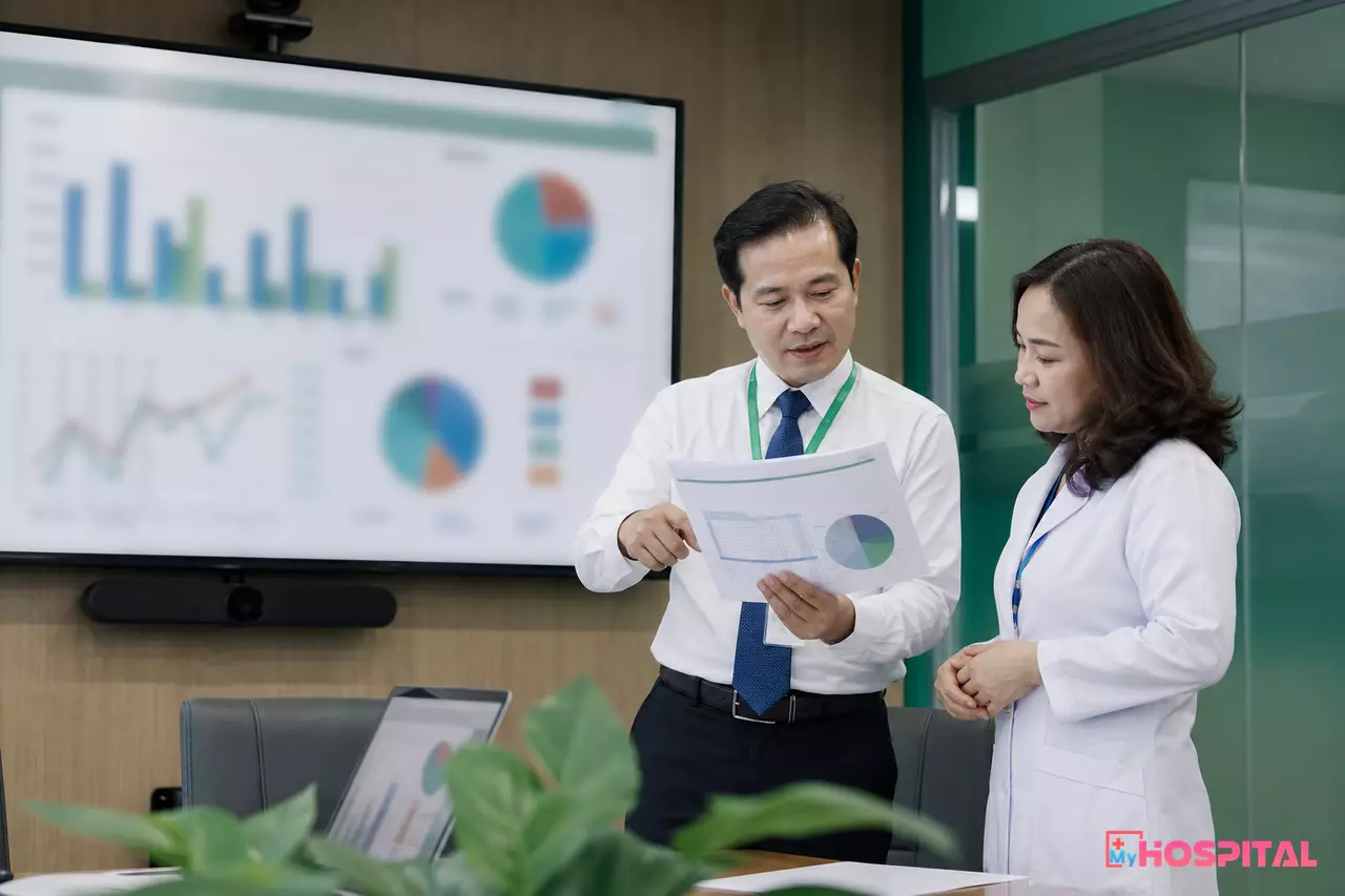 Trưởng khoa Dược xem báo cáo hiệu suất giao hàng của các nhà cung cấp thuốc