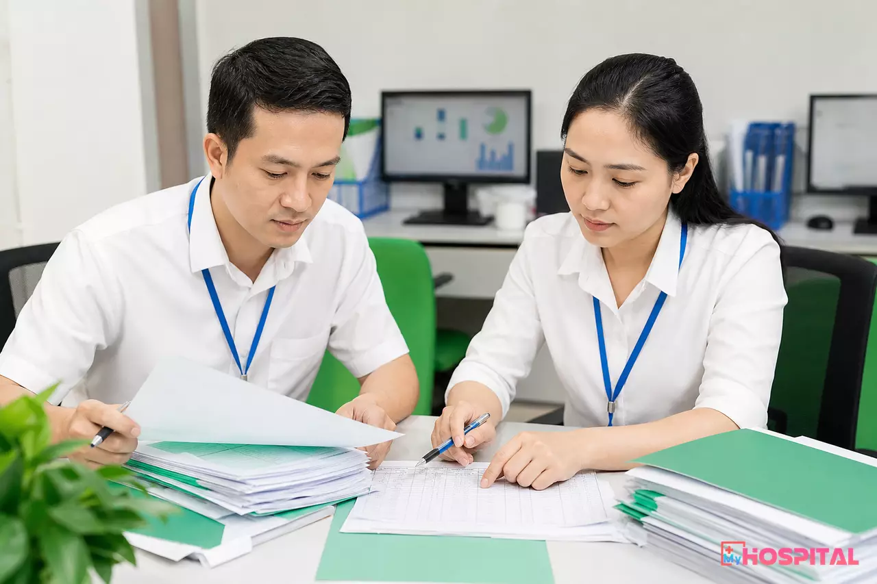 Nhân viên phòng kế hoạch tổng hợp đối chiếu bảng kê với hồ sơ giám định BHYT