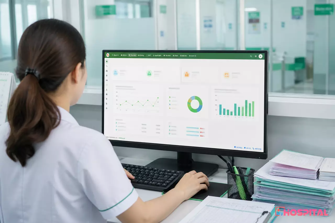 Kế toán bệnh viện làm việc trên phần mềm quản lý để lập báo cáo theo nguồn thu