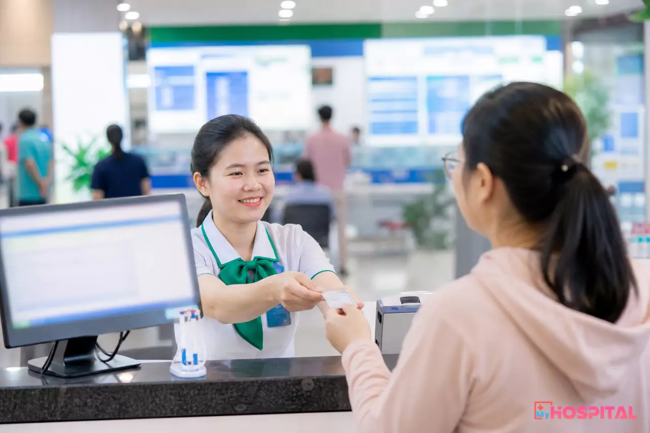 Thu ngân viện phí tiếp nhận thẻ BHYT của người bệnh tại quầy
