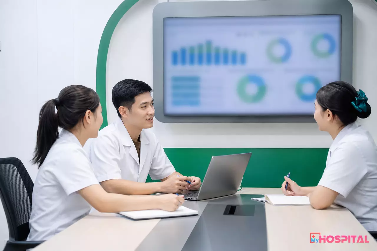 Nhóm khoa xét nghiệm họp giao ban đọc báo cáo sản lượng và tồn đọng theo ca