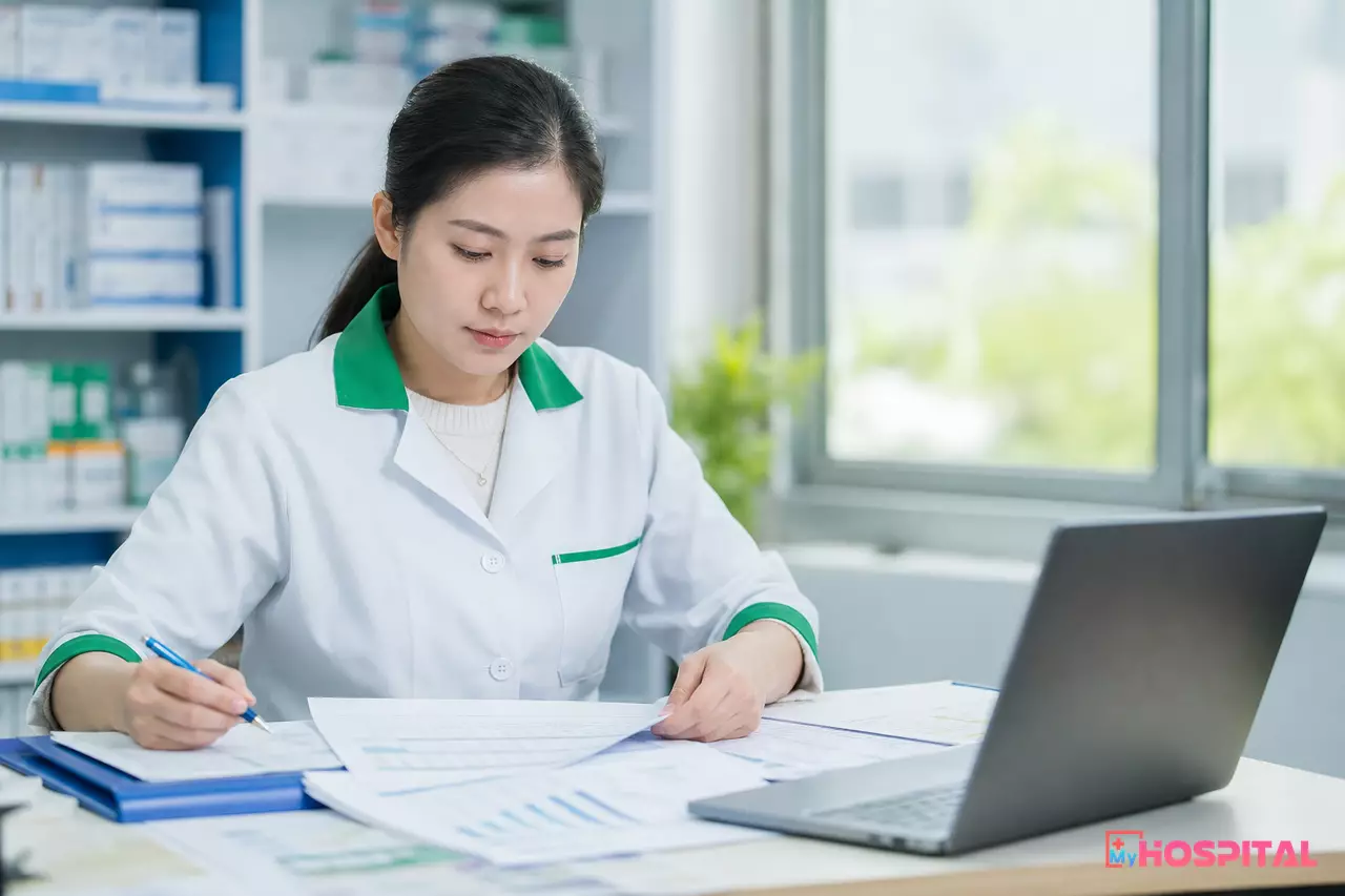 Dược sĩ tổng hợp số liệu thuốc viện trợ để gửi báo cáo cho nhà tài trợ