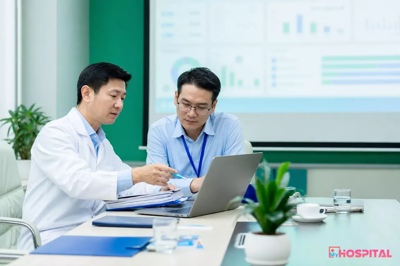Trưởng khoa xét nghiệm và cán bộ công nghệ thông tin họp rà soát quyền truy cập dữ liệu