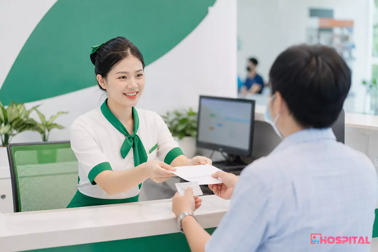 Nhân viên bộ phận tiếp đón đối chiếu giấy tờ trước khi giao phong bì kết quả xét nghiệm cho người bệnh