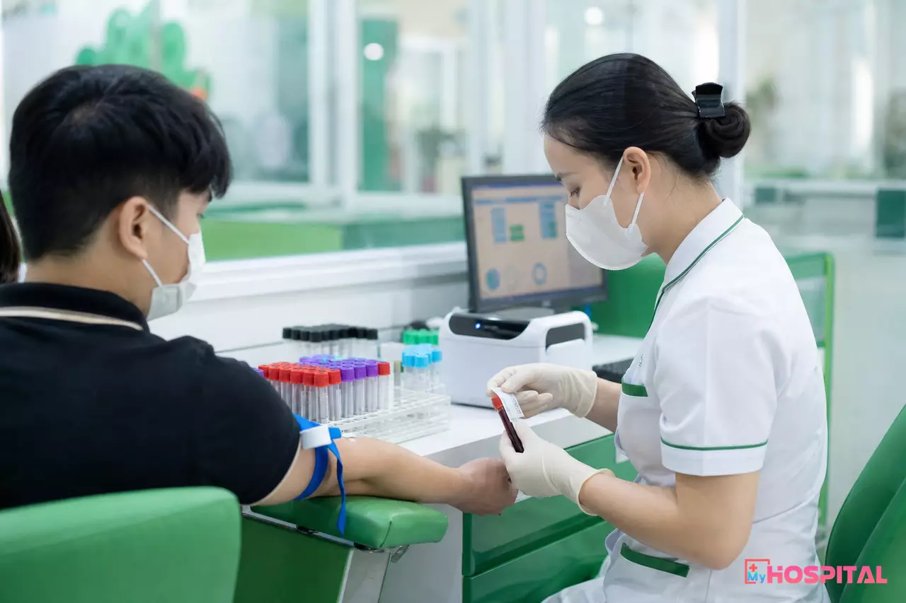 Điều dưỡng dán nhãn mã vạch lên ống máu ngay tại phòng lấy máu
