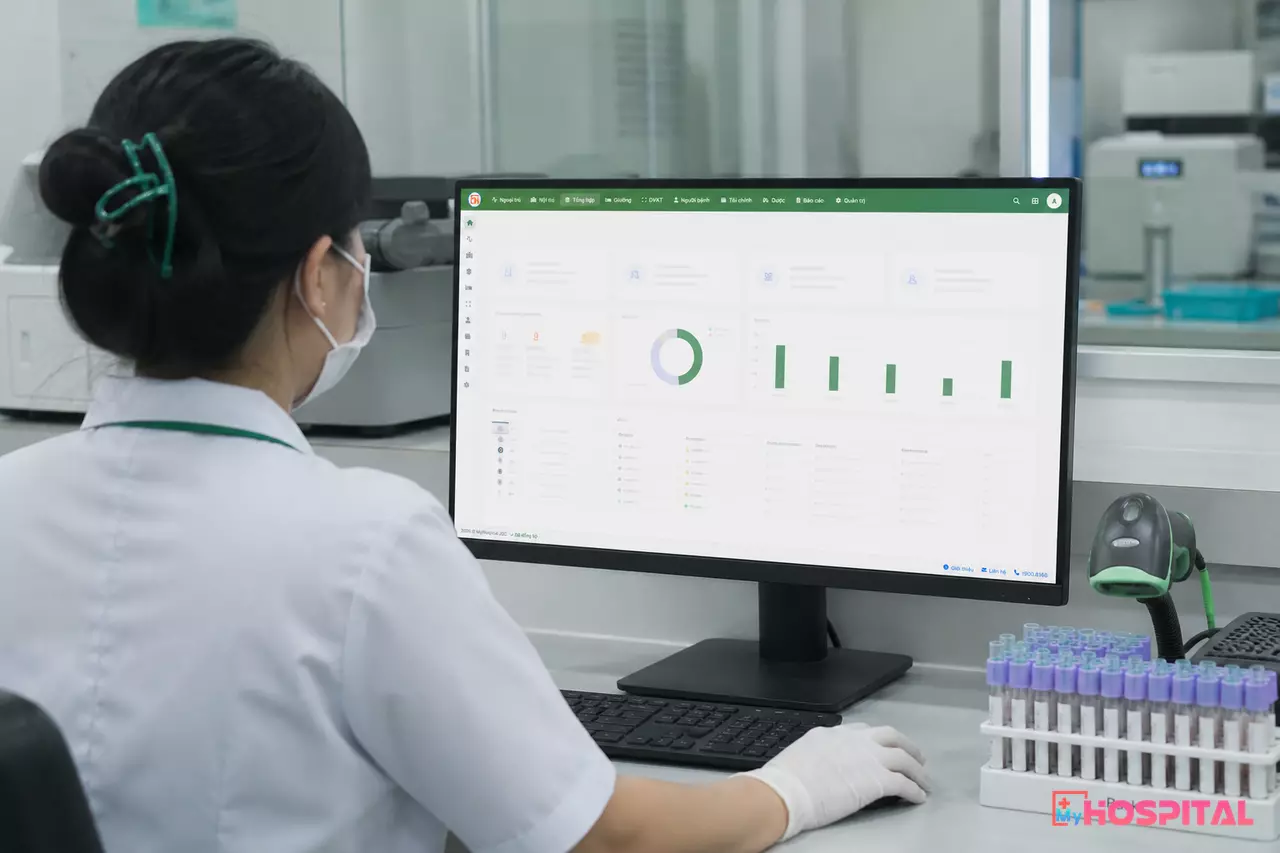 Kỹ thuật viên xét nghiệm tiếp nhận mẫu bằng súng quét mã vạch tại bàn nhận mẫu
