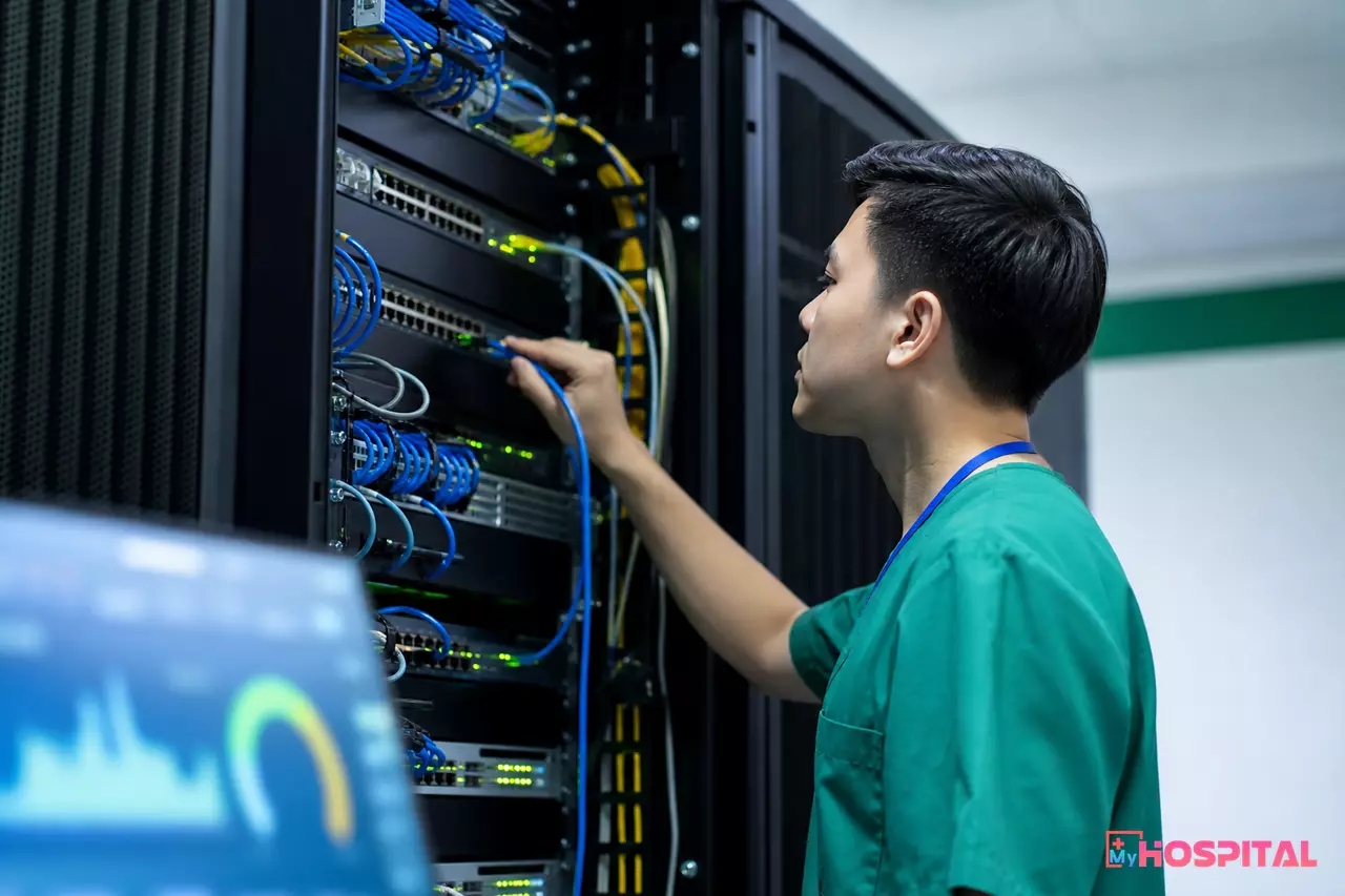 Cán bộ công nghệ thông tin bệnh viện kiểm tra kết nối mạng phục vụ liên thông dữ liệu dược