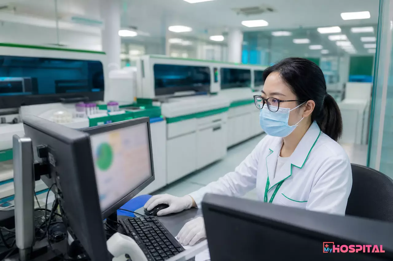 Bác sĩ xét nghiệm rà soát kết quả trên màn hình trước khi gửi cảnh báo giá trị nguy kịch