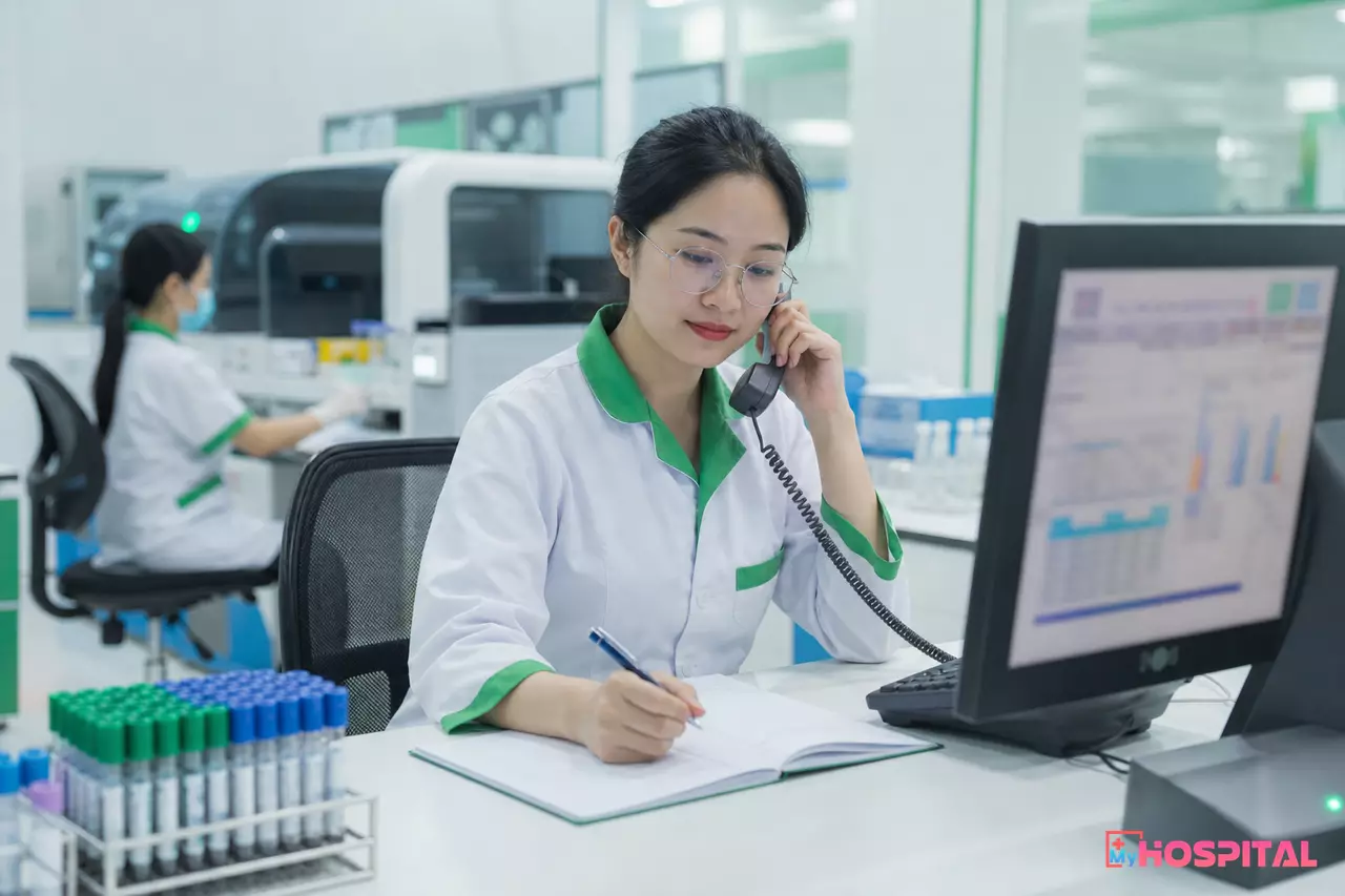 Kỹ thuật viên xét nghiệm gọi điện báo kết quả cho khoa lâm sàng và ghi nhận lại