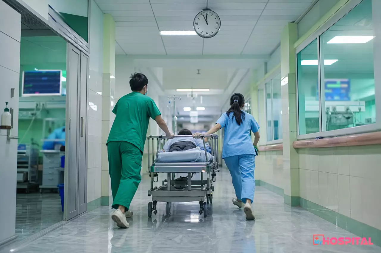 Khoa cấp cứu bệnh viện về đêm với điều dưỡng và bác sĩ đang xử trí người bệnh