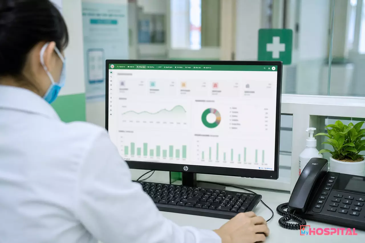Ban giám đốc và các trưởng khoa xem bảng điều khiển số liệu trong buổi giao ban sáng