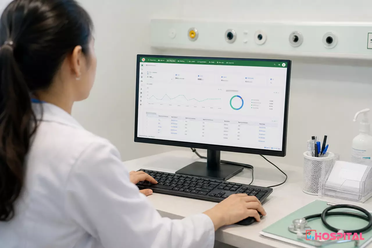 Bác sĩ khoa nội trú ghi chỉ định chế độ ăn trên máy tính trong bệnh án điện tử
