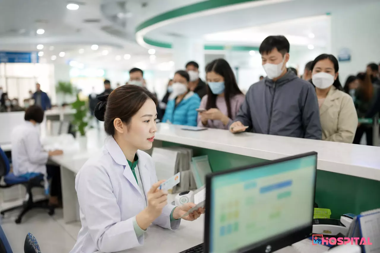 Nhân viên tiếp đón thao tác trên phần mềm HIS khi mạng nội bộ bệnh viện bị gián đoạn