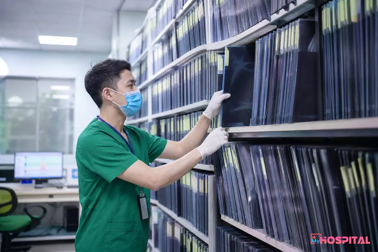 Kho phim X-quang chật kín túi phim, nhân viên đang tìm một túi trên kệ