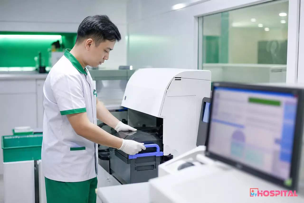Kỹ thuật viên thay hộp phim vào máy in phim khô tại phòng chẩn đoán hình ảnh