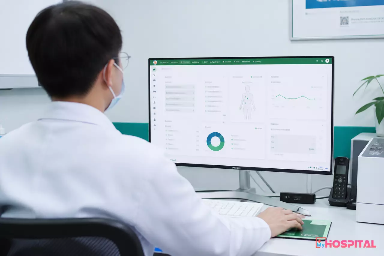 Bác sĩ xem ảnh chẩn đoán hình ảnh trên máy trạm ở phòng khám, không cần phim in