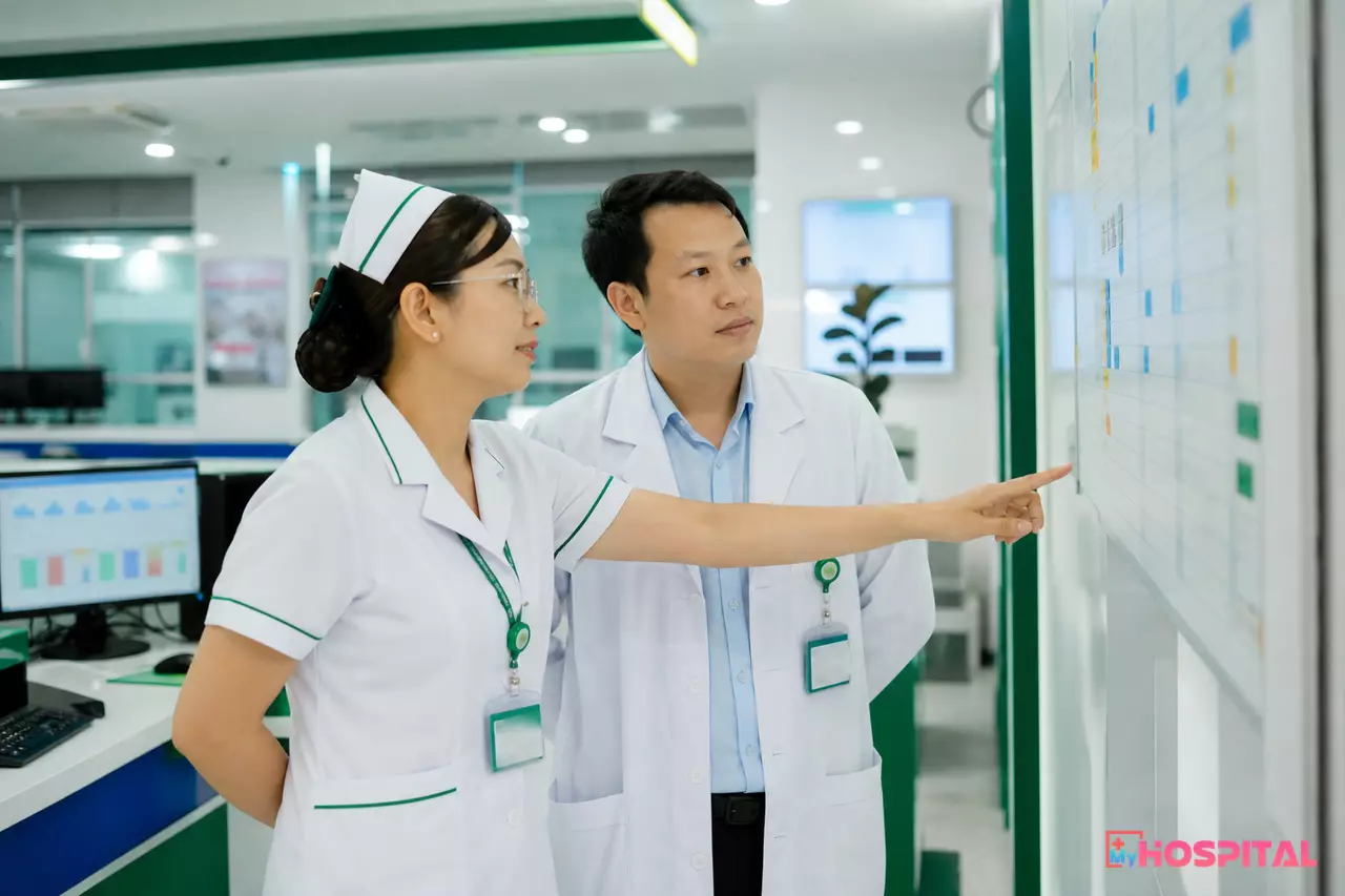 Điều dưỡng trưởng và trưởng khoa cùng xem bảng theo dõi chỉ số tại quầy điều dưỡng