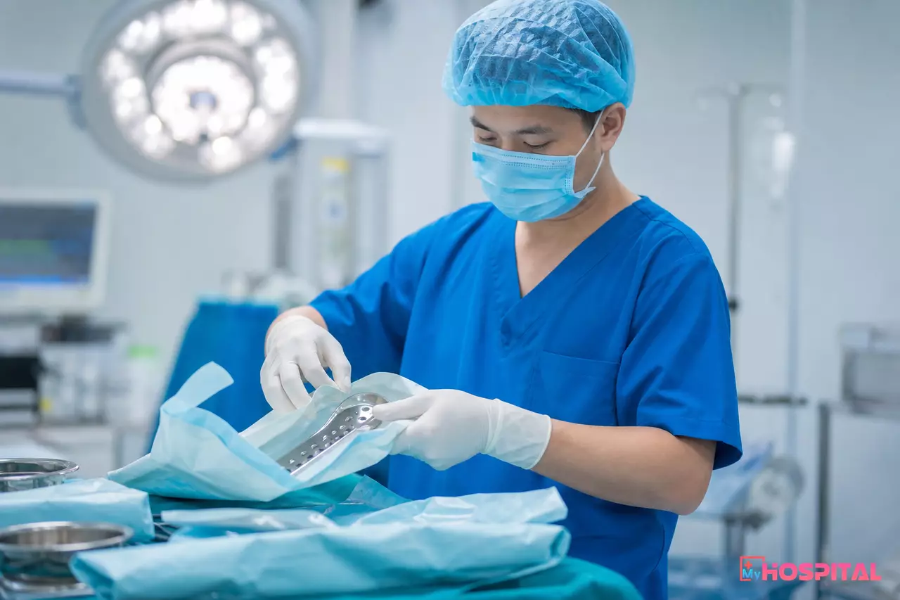 Kỹ thuật viên chuẩn bị bộ dụng cụ nẹp vít trước ca mổ chấn thương chỉnh hình