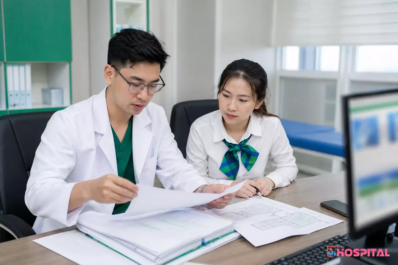 Bác sĩ và nhân viên chuẩn bị hồ sơ pháp lý tại bàn làm việc phòng khám mới mở