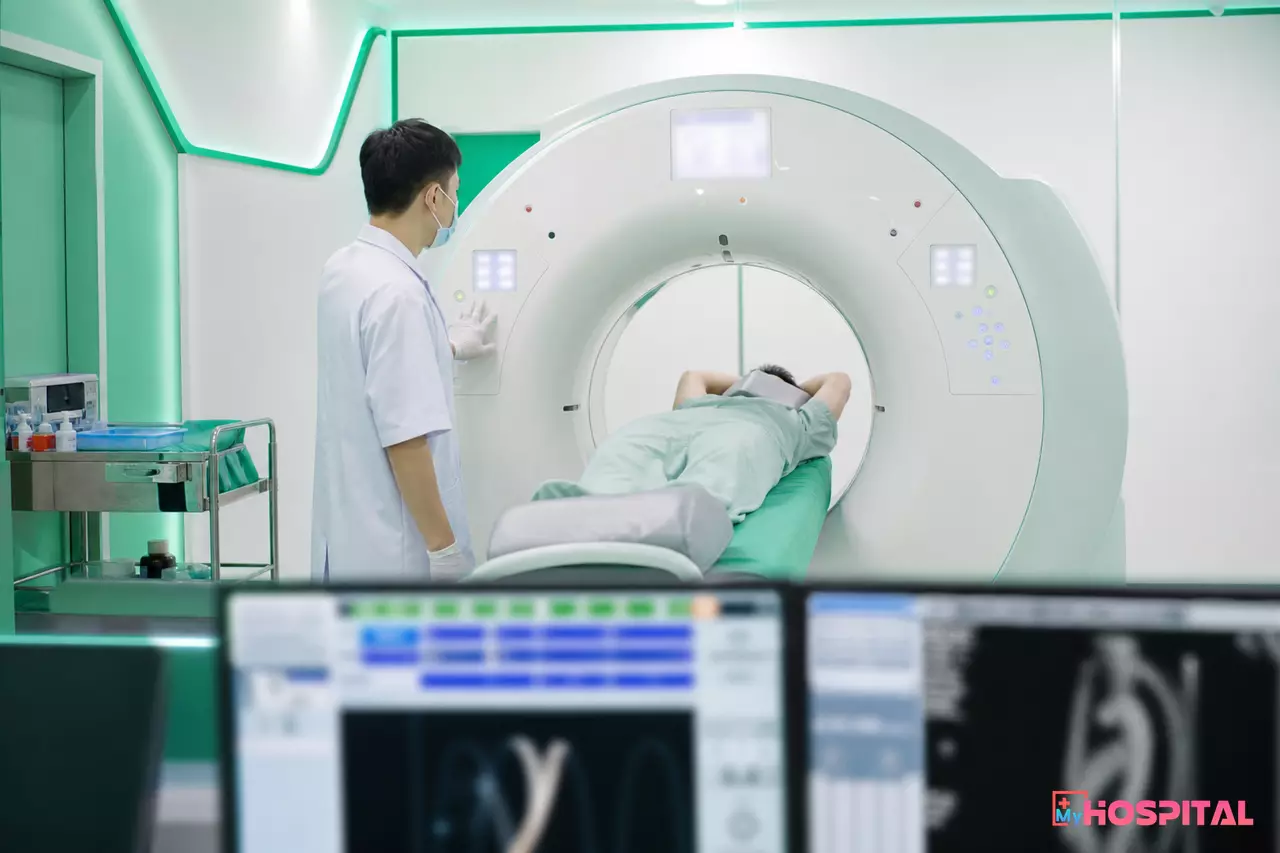 Kỹ thuật viên vận hành máy chụp CT, ảnh sinh ra ở dạng DICOM kèm thông tin người bệnh và thông số chụp