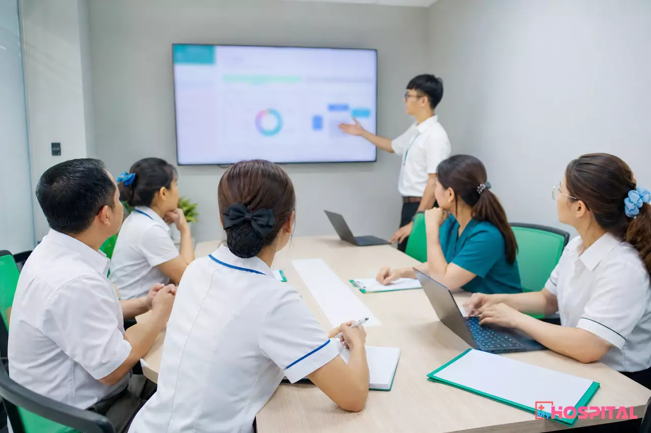 Buổi đào tạo nhân viên y tế sử dụng phần mềm bệnh viện