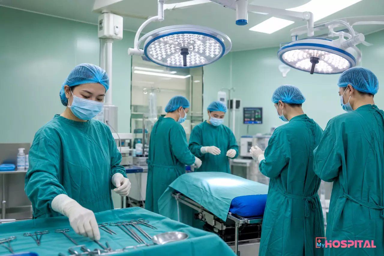 Ê-kíp phẫu thuật chuẩn bị ca mổ trong phòng mổ hiện đại của bệnh viện