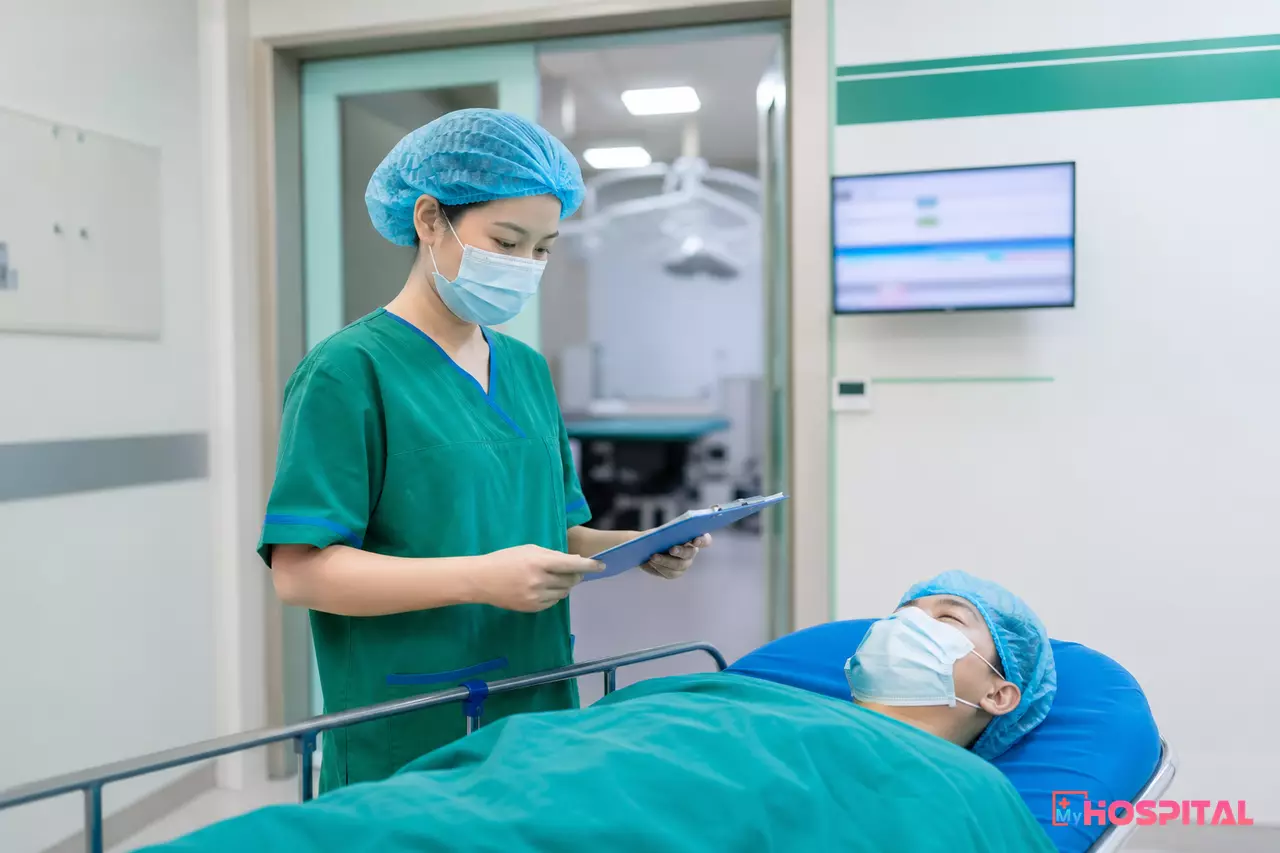 Điều dưỡng khoa phẫu thuật đối chiếu thông tin người bệnh trước cửa khu mổ