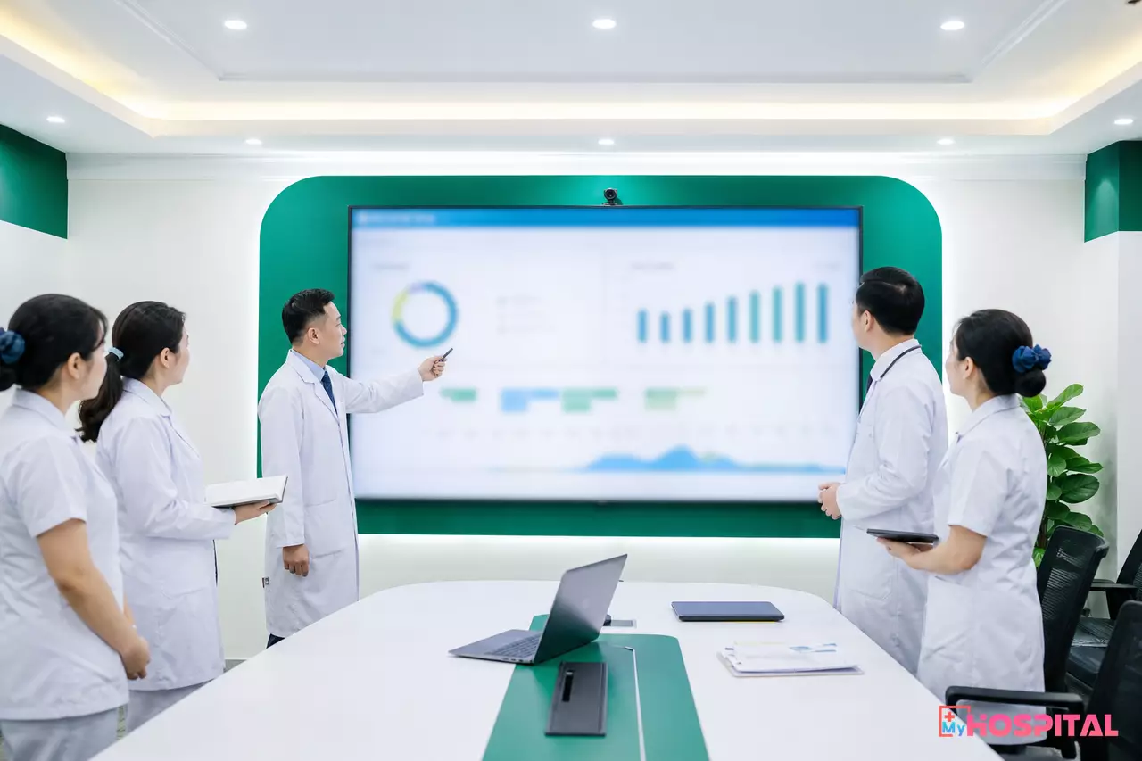 Giao ban sáng tại bệnh viện với màn hình dashboard