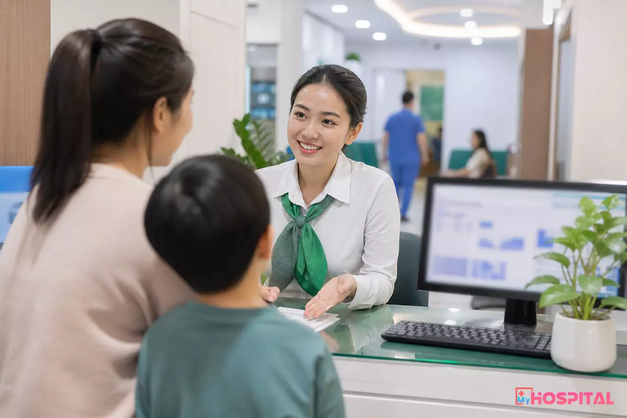 Nhân viên bộ phận tiếp đón hướng dẫn người bệnh và người nhà về lịch đặt giường trước