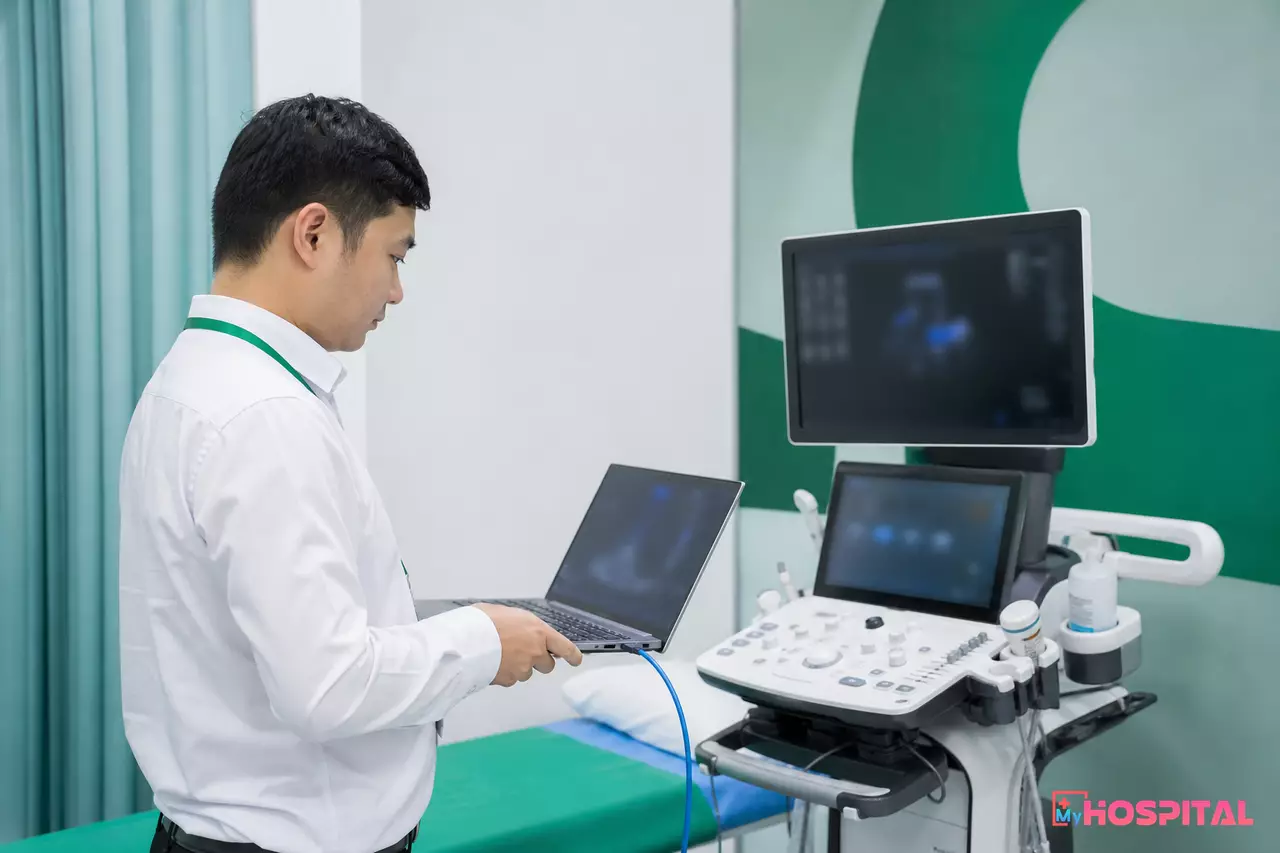 Kỹ sư IT kiểm tra kết nối mạng của máy siêu âm trước khi khai báo vào PACS