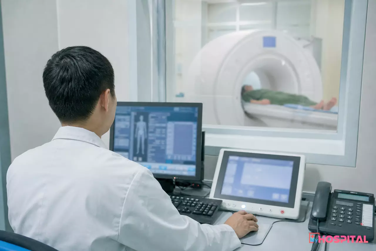 Kỹ thuật viên chẩn đoán hình ảnh chọn người bệnh từ danh sách chờ chụp tại phòng điều khiển máy CT