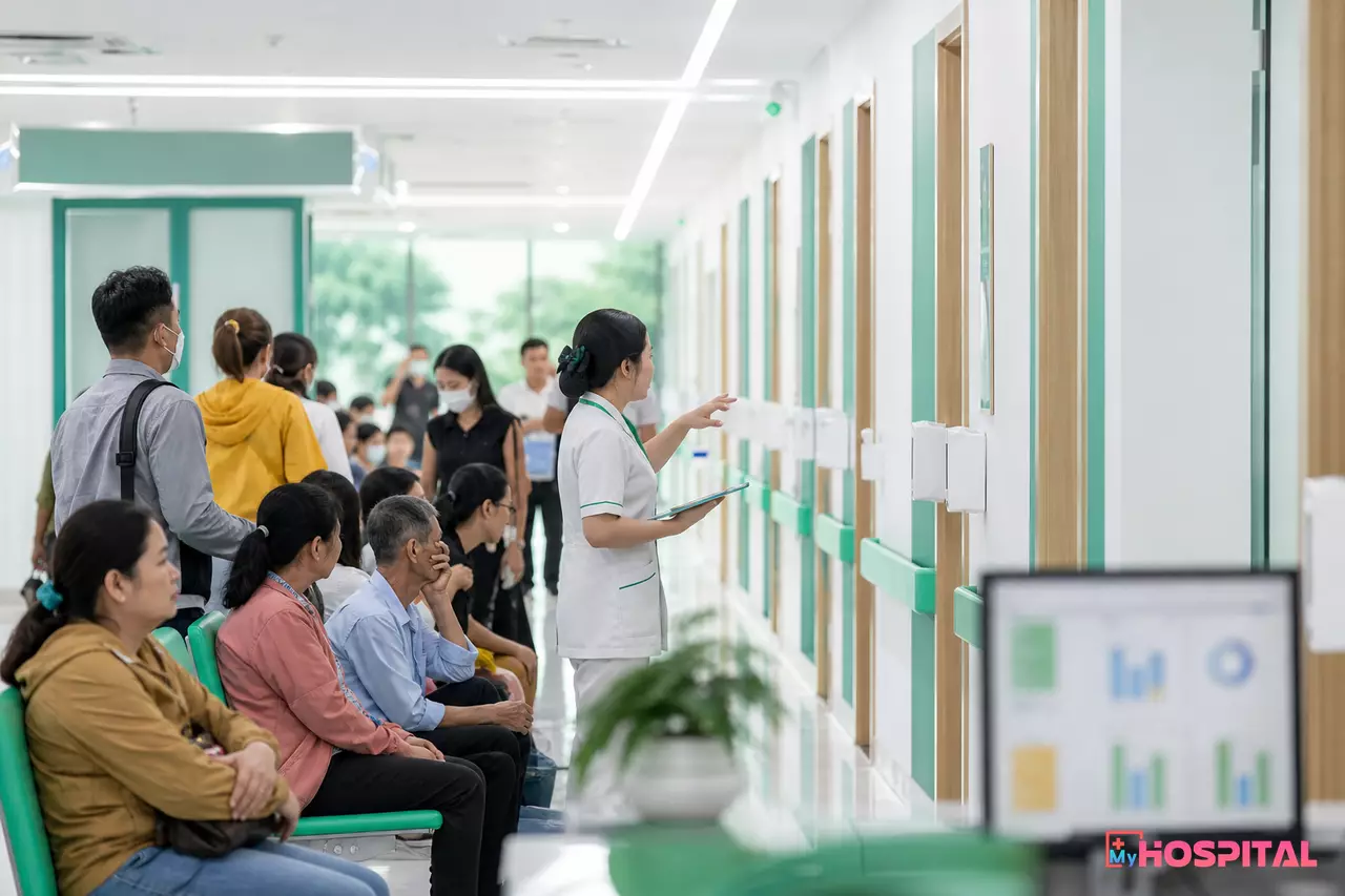 Hành lang trước các phòng khám bệnh viện vào giờ cao điểm buổi sáng