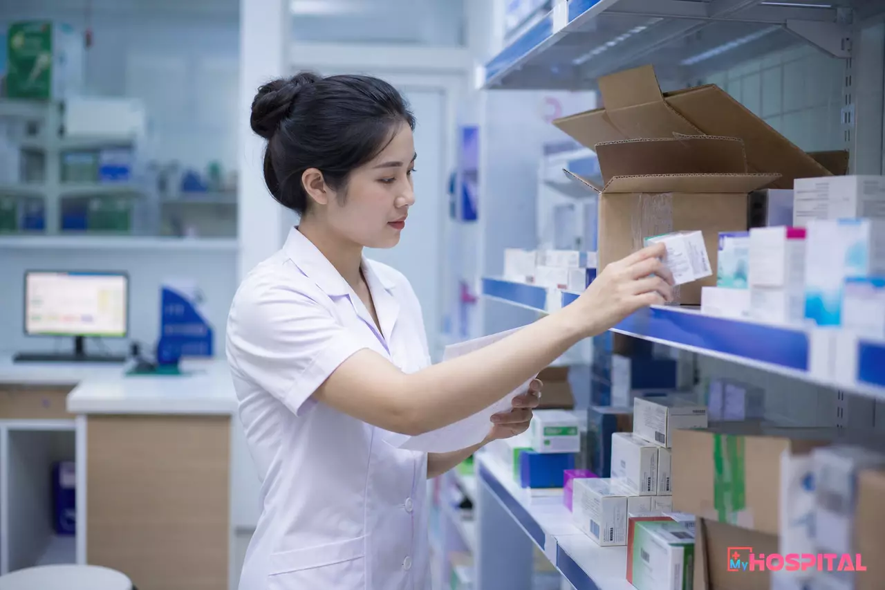 Dược sĩ lập phiếu điều chuyển thuốc giữa kho chẵn và kho lẻ trong bệnh viện