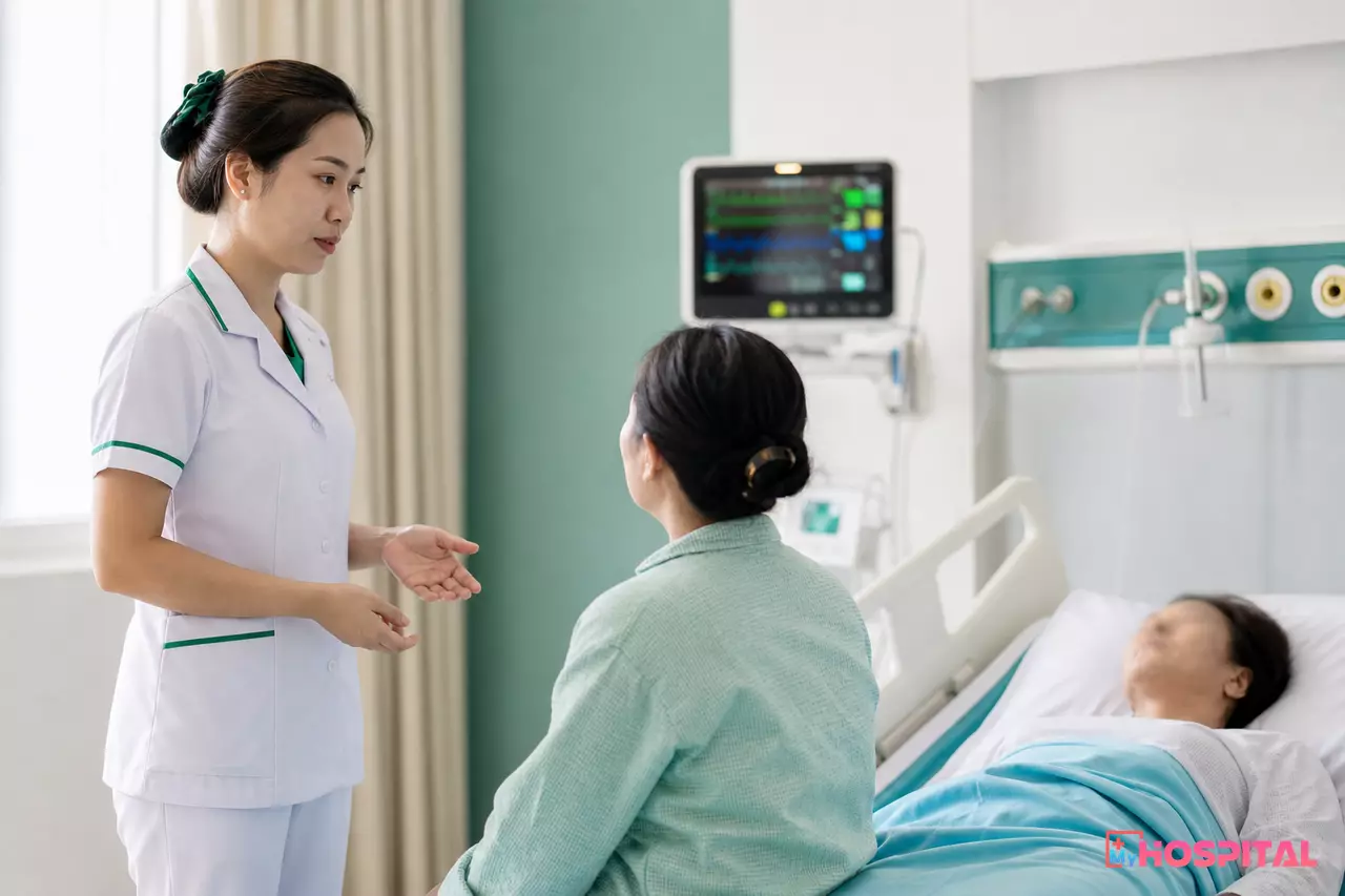 Điều dưỡng trao đổi với người nhà người bệnh đang nằm điều trị tại khoa nội trú