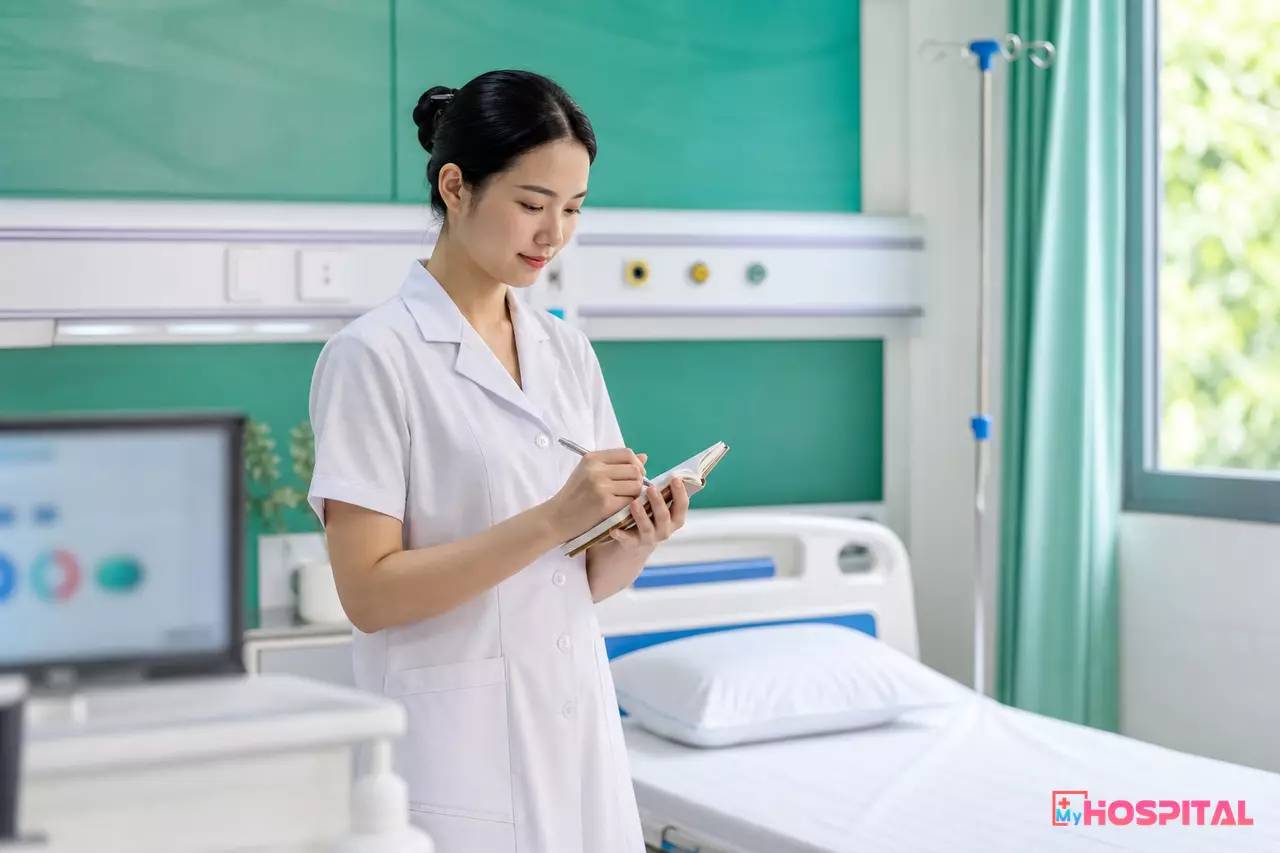 Điều dưỡng buồng ghi nhận thuốc đã dùng cho người bệnh nội trú vào sổ theo dõi