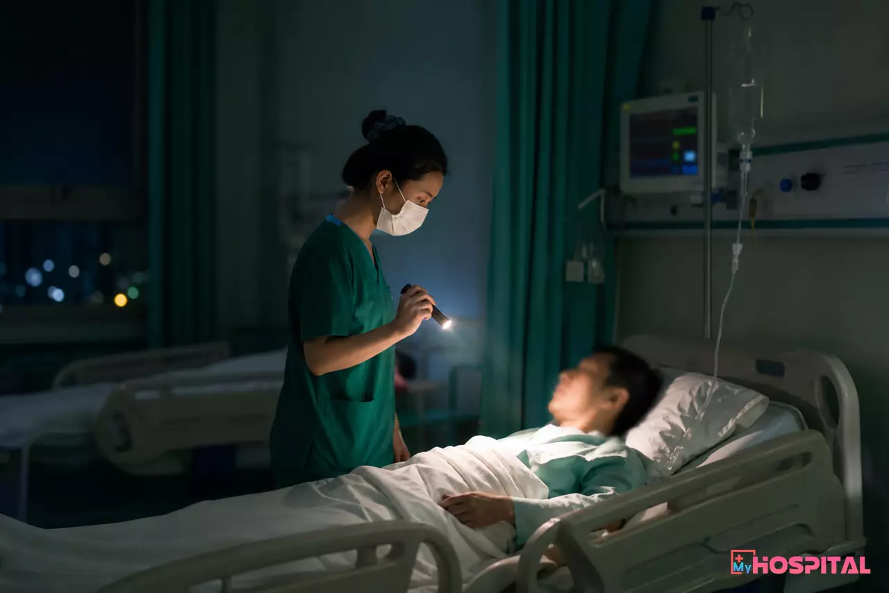 Điều dưỡng đi kiểm tra người bệnh trong ca đêm