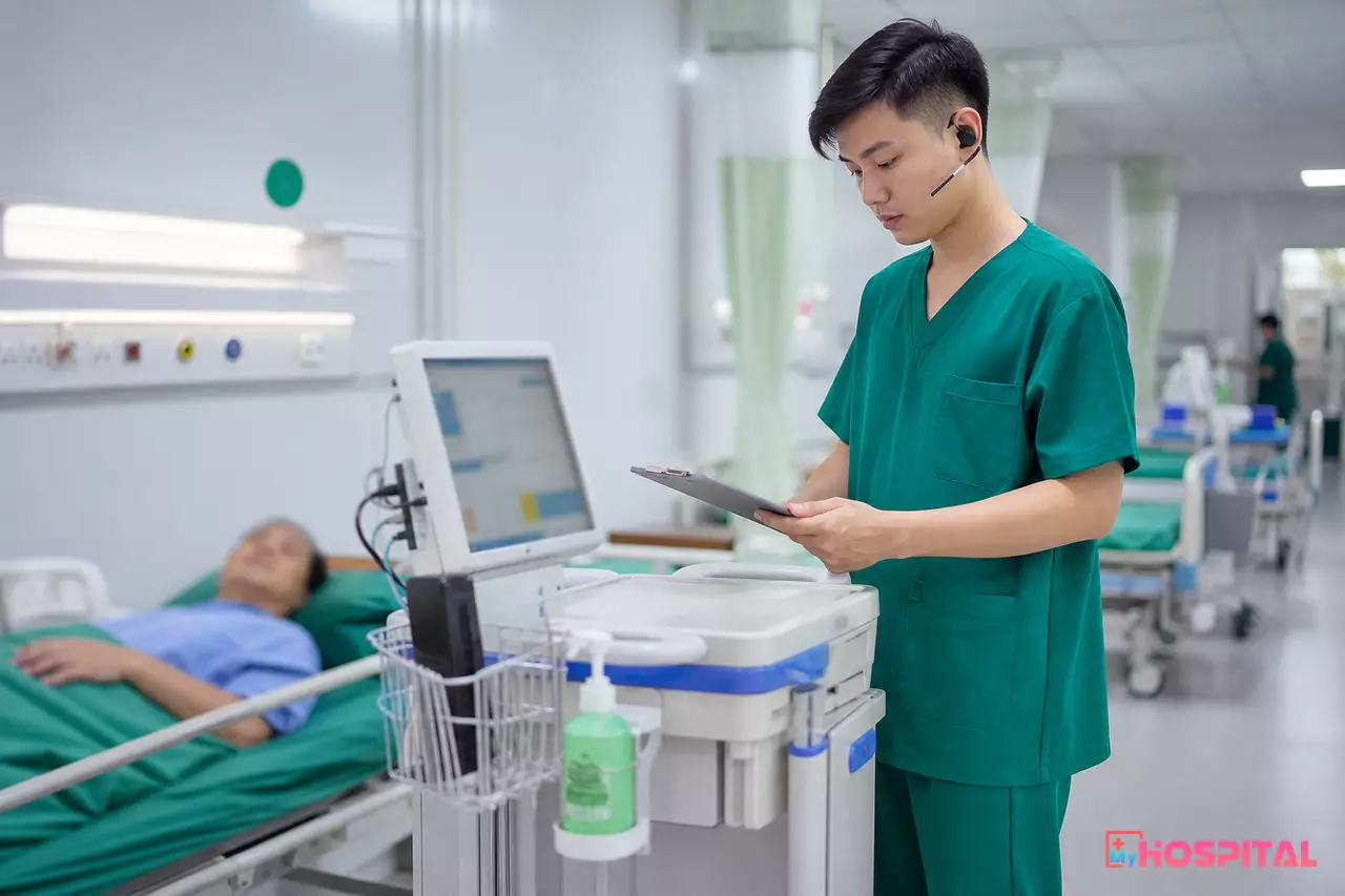 Điều dưỡng đọc kết quả đo cho trợ lý giọng nói ngay tại đầu giường bệnh