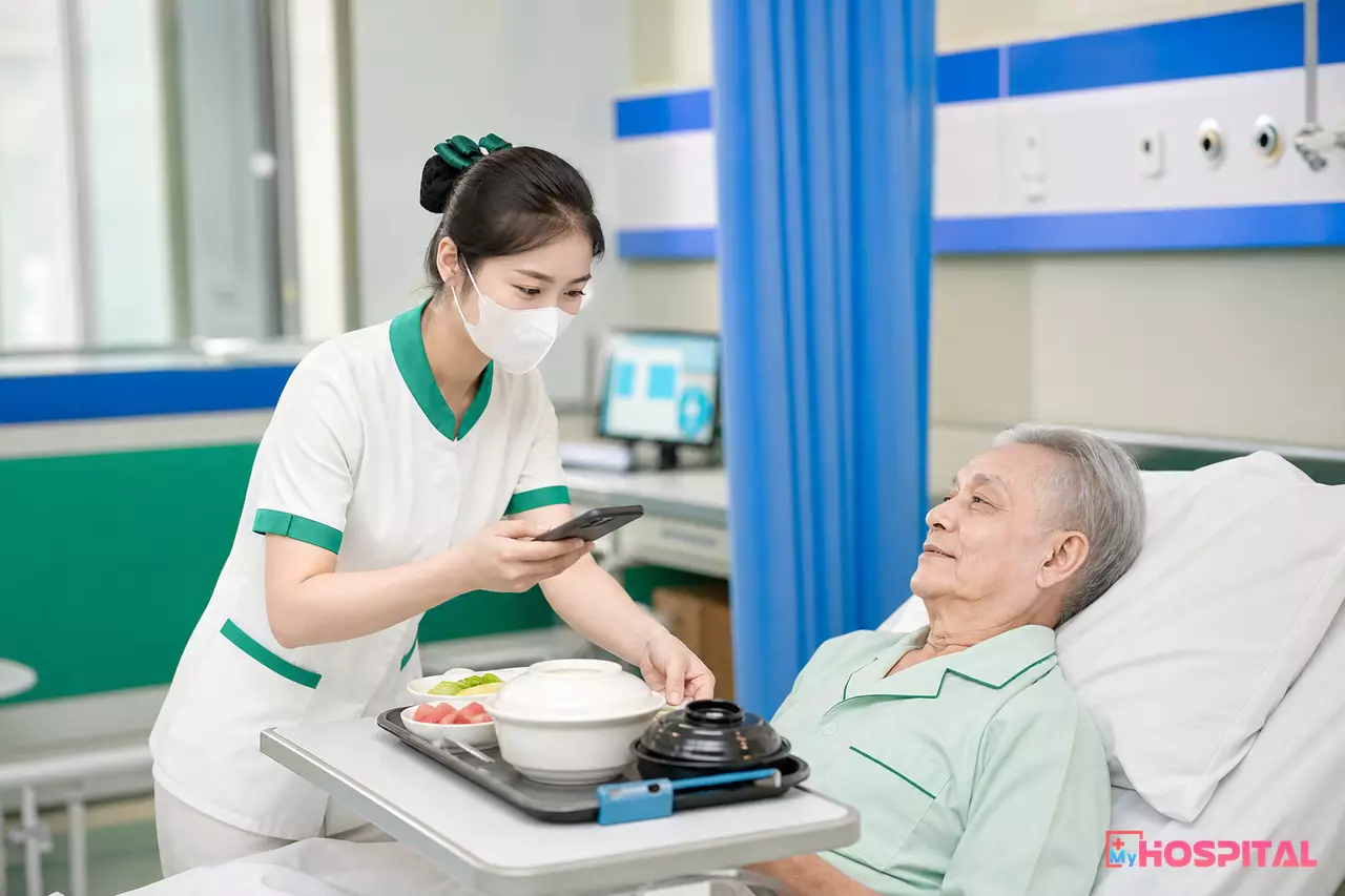 Điều dưỡng đặt khay ăn xuống giường và quét mã đối chiếu người bệnh